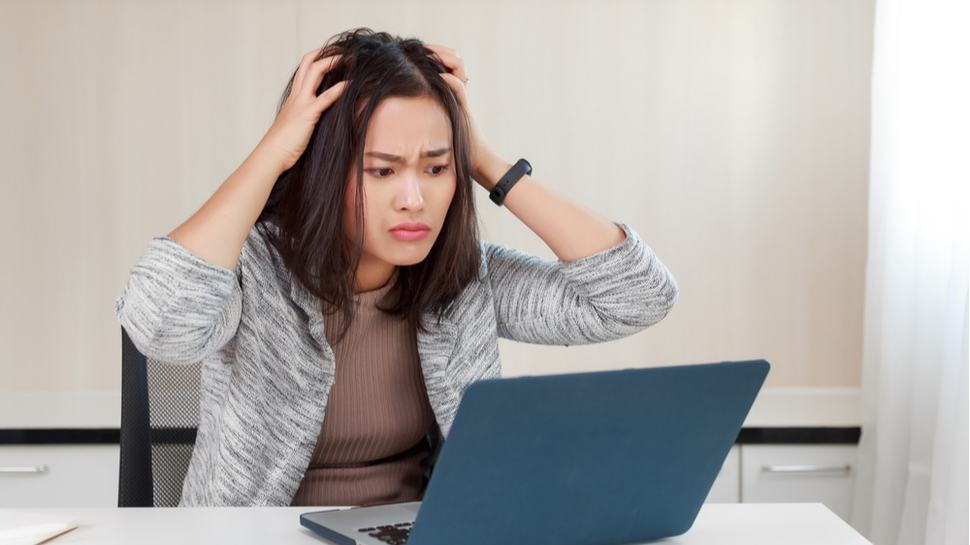 Une femme ennuyée par son ordinateur portable