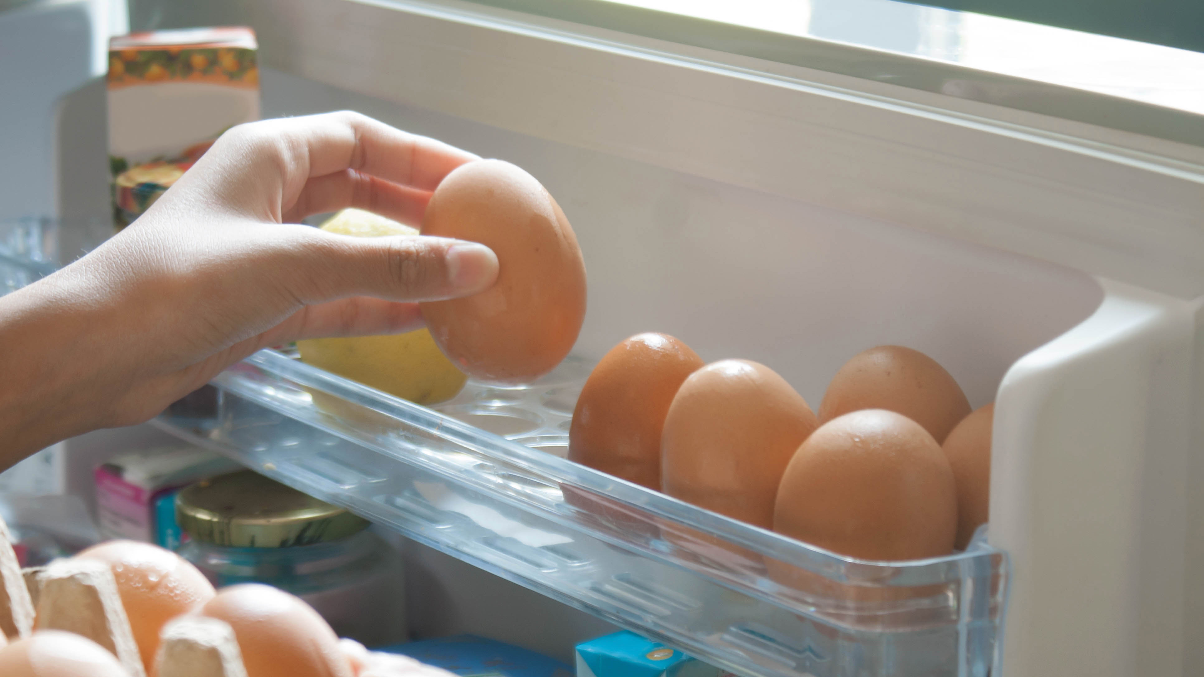 There are some eggs in the fridge. Яйца в холодильнике. Полный холодильник яиц. Трехслойная для яиц в холодильник. Пасхальные яйца в холодильнике.