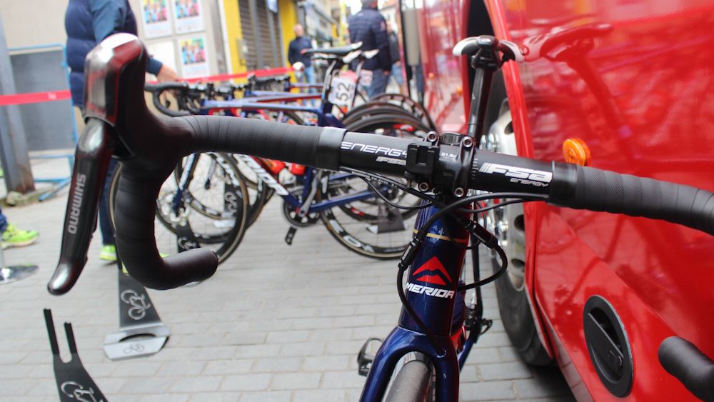 The bikes were equiped with non-seriesShimano BR785 levers, calipers and brakes. Only Tom Boonen rode with the new Shimano Dura-Ace disc brake groupset