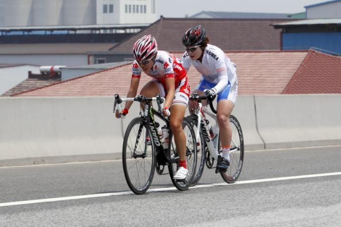 The first breakaway - Eun Hee Kim (Korea) and Qianyu Yang (Hong Kong)