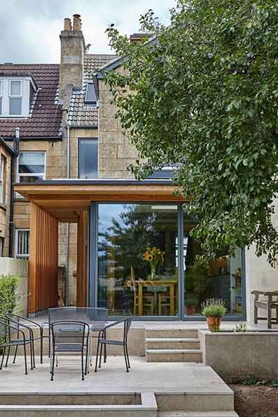 Contrasting extension to mid-terrace home
