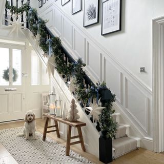 Christmas hallway with stair garland by @styletheclutter