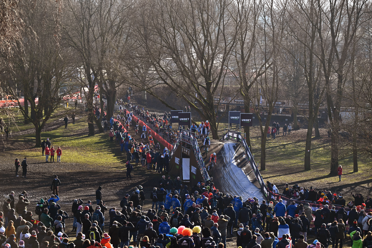 Big crowds watch on as the U23 men's race gets underway