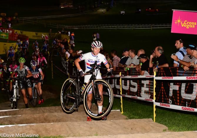 Helen Wyman (Kona) leading the race at the stairs on lap one