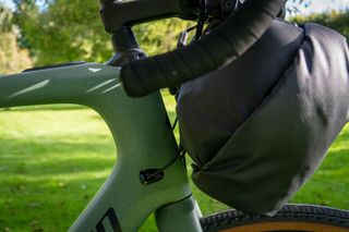 Tailfin Bar Bag gap between head tube