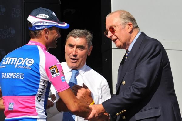 Stage winner Alessandro Petacchi is congratulated by Eddy Merckx and King Albert.