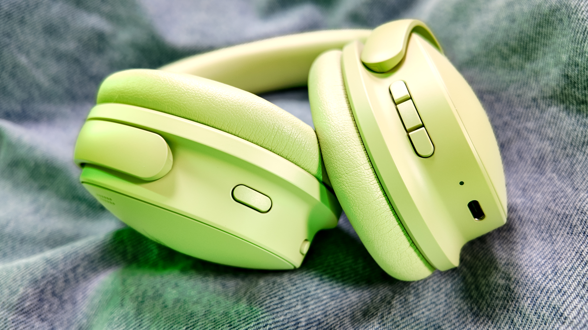 The control buttons on the Bose QuietComfort Headphones (2nd Gen)