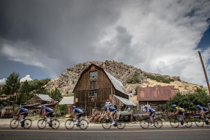 The field goes single file past some Utah antiques