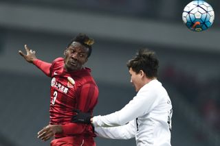 Asamoah Gyan in action for Shanghai SIPG against Muangthong United in February 2016.