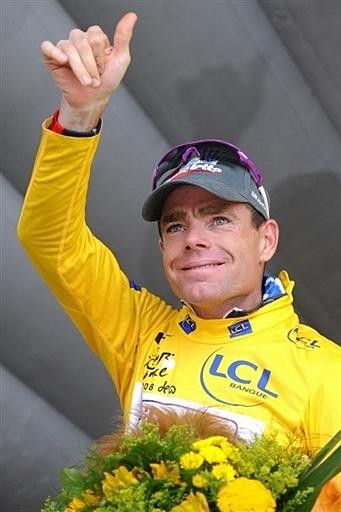 Cadel Evans gives the thumbs up to his fans.