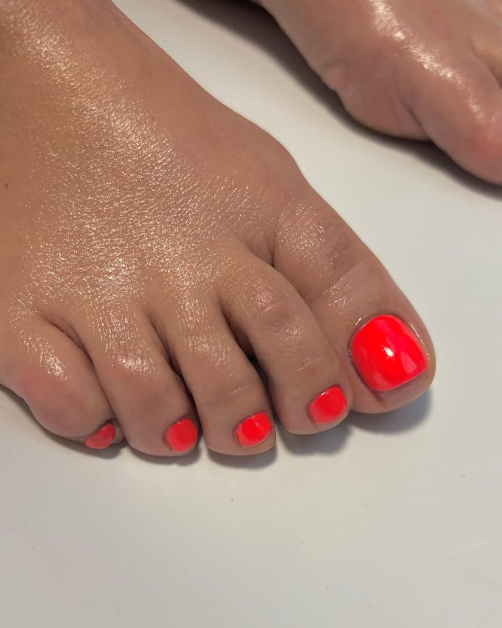 Neon Pedikür Trendi @millymason_