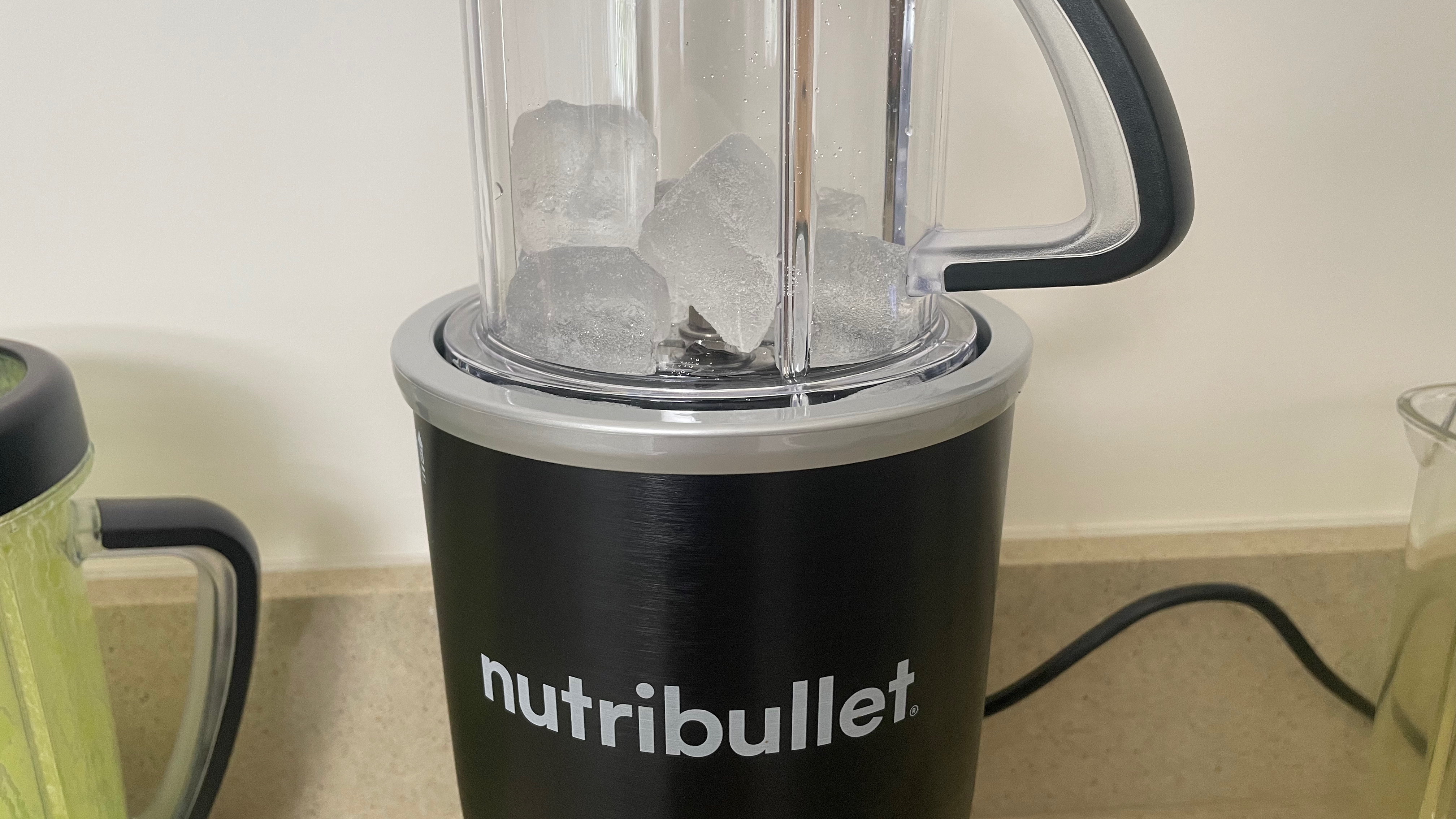 Nutribullet Rx dengan es di dalamnya