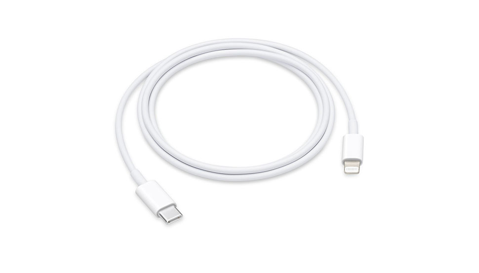 En Apple USB-C til Lightning-kabel mot hvit bakgrunn