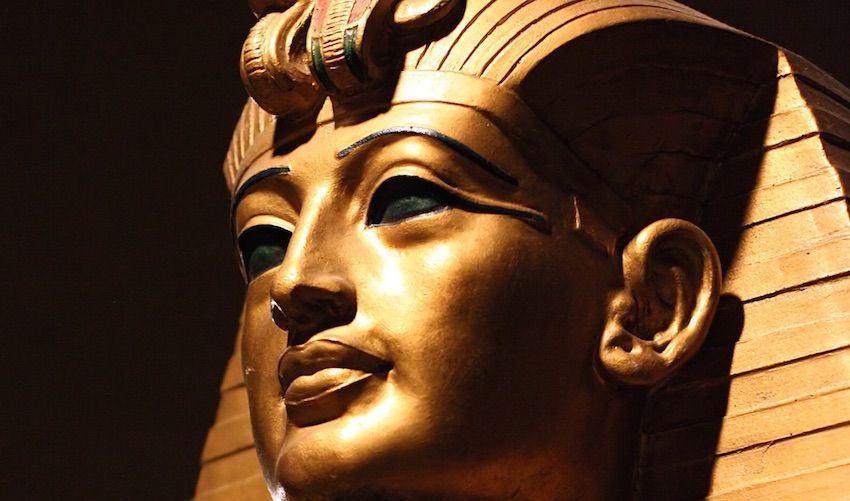 replica of king tut&#039;s death mask. 