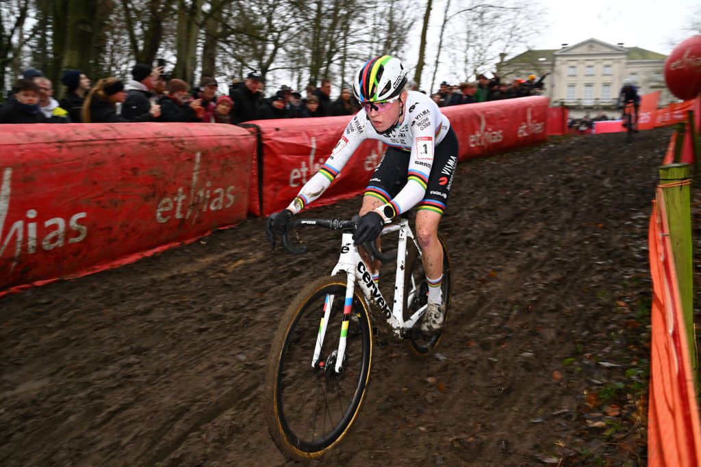 Fem van Empel heads onto victory