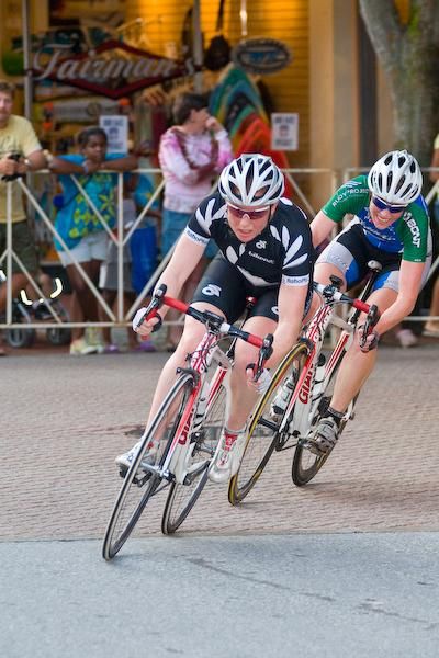 Lauren Ellis (BikeNZ) puts the hammer down and leaves the field behind.