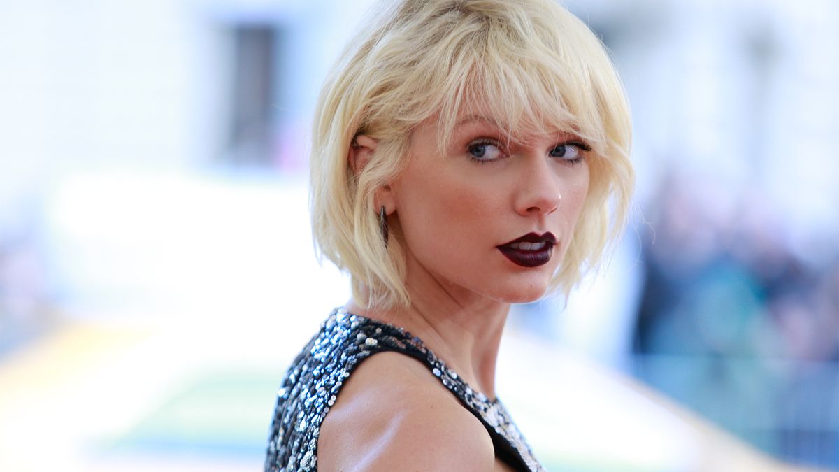 Taylor Swift est huée, qualifiée de « gourmande » et critiquée par les fans 