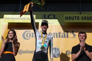 Bahrain - Victorious' Dutch rider Wouter Poels (C) celebrates on the podium after winning the 15th stage of the 110th edition of the Tour de France cycling race, 179 km between Les Gets Les Portes du Soleil and Saint-Gervais Mont-Blanc, in the French Alps, on July 16, 2023. (Photo by Thomas SAMSON / AFP)