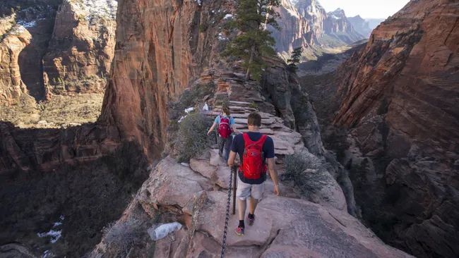 why do so many people die at Angel&#039;s Landing?: hikers going up ridge