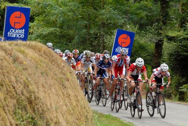 The Canadian team on the front of the bunch
