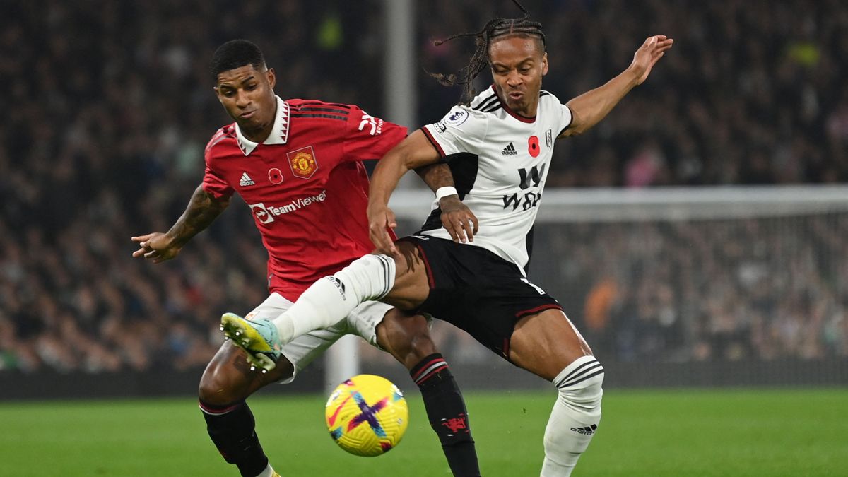 Marcus Rashford (L) vies with Fulham&#039;s Jamaican striker Bobby Decordova-Reid (R) during an English Premier League football match between Fulham and Manchester United