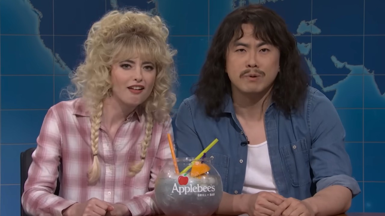 Sarah Sherman and Bowen Yang as two Applebee's Barflies on Weekend Update.