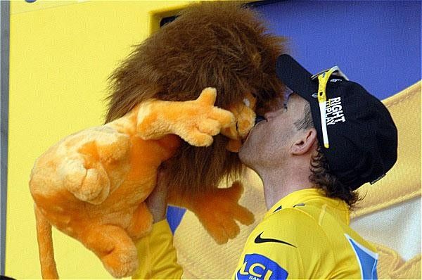 A kiss for the lion from Kim Kirchen.