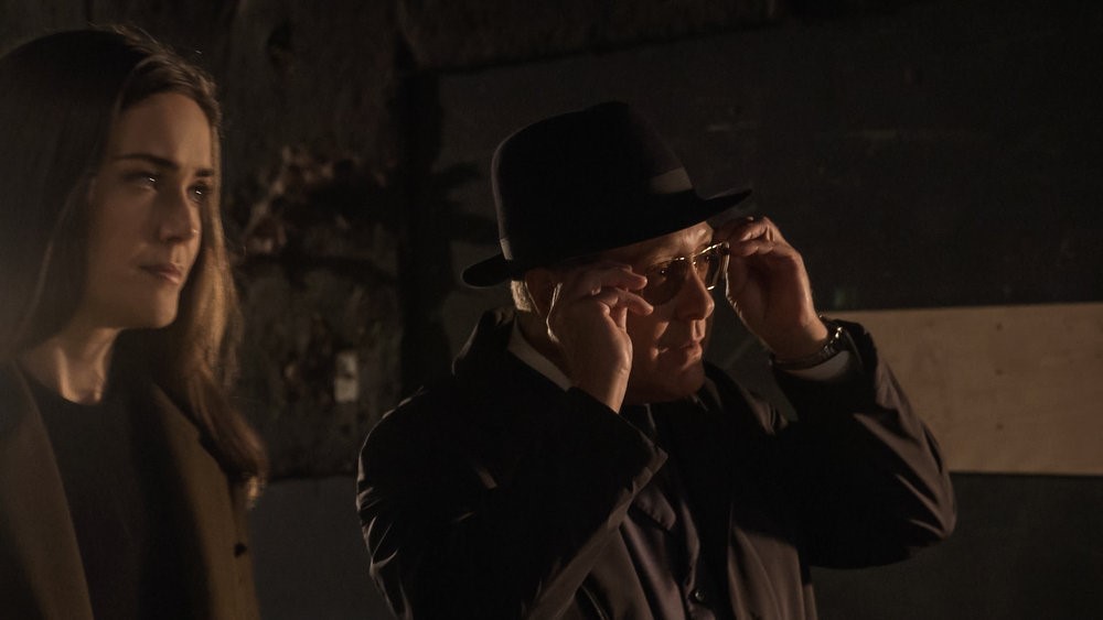 De två huvudpersonerna i Blacklist är ute och går kvällstid.