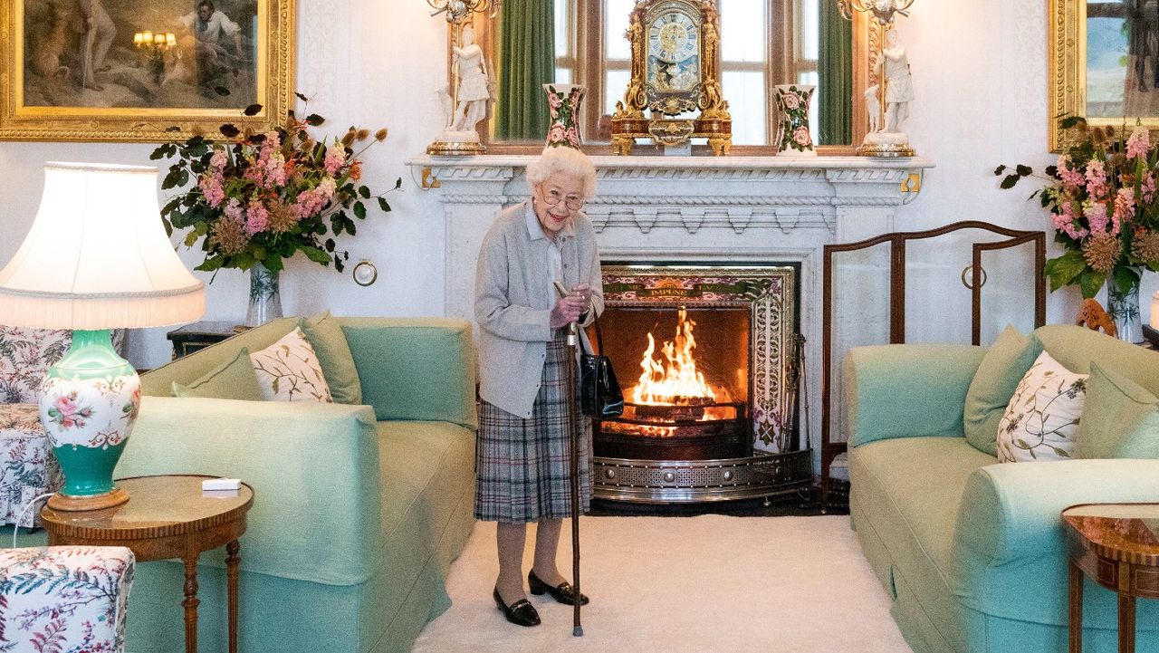 Queen Elizabeth in the Drawing Room of Balmoral before meeting Liz Truss 