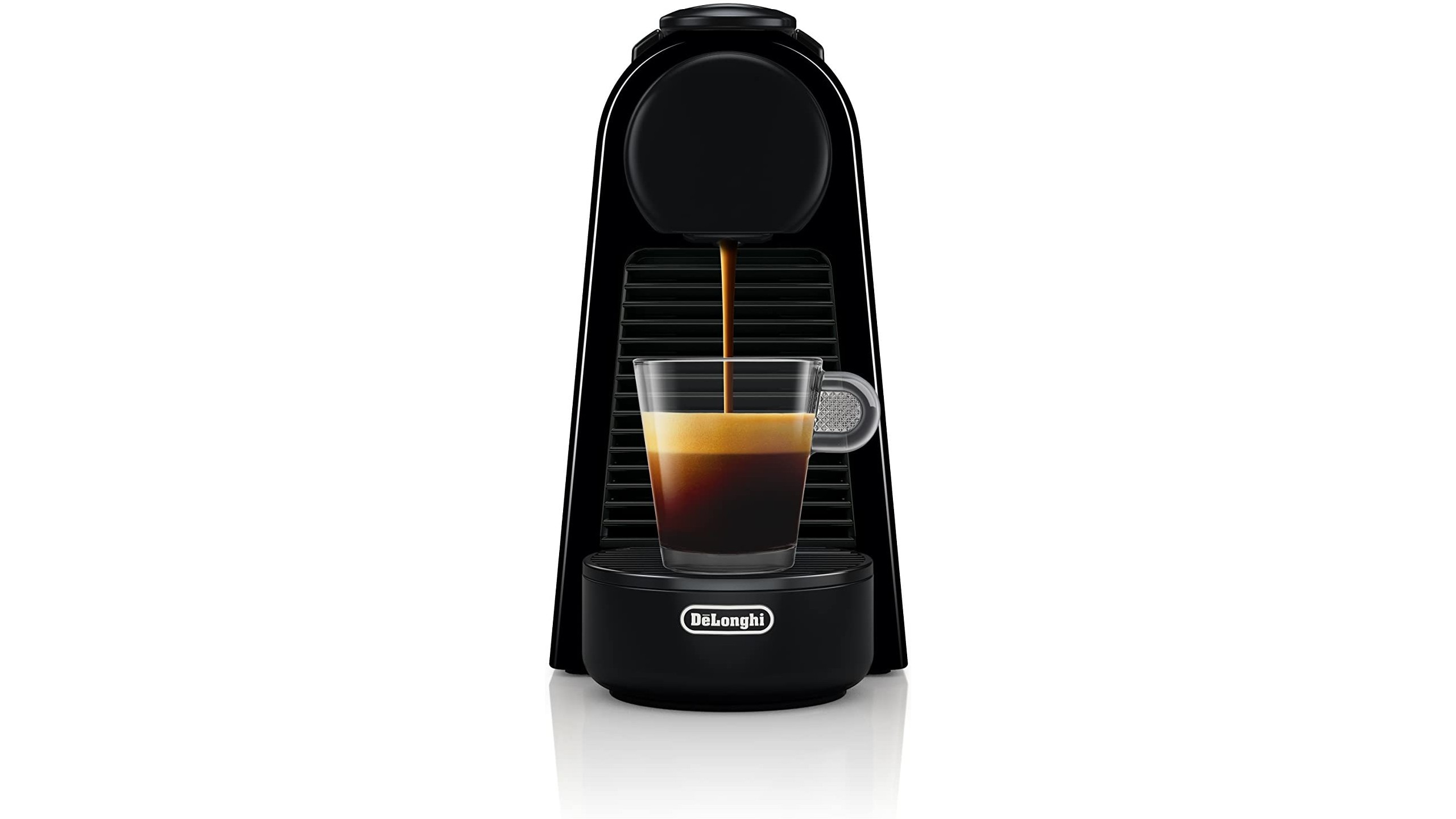 En sort Nespresso Essenza Mini brygger en kopp kaffe mot hvit bakgrunn