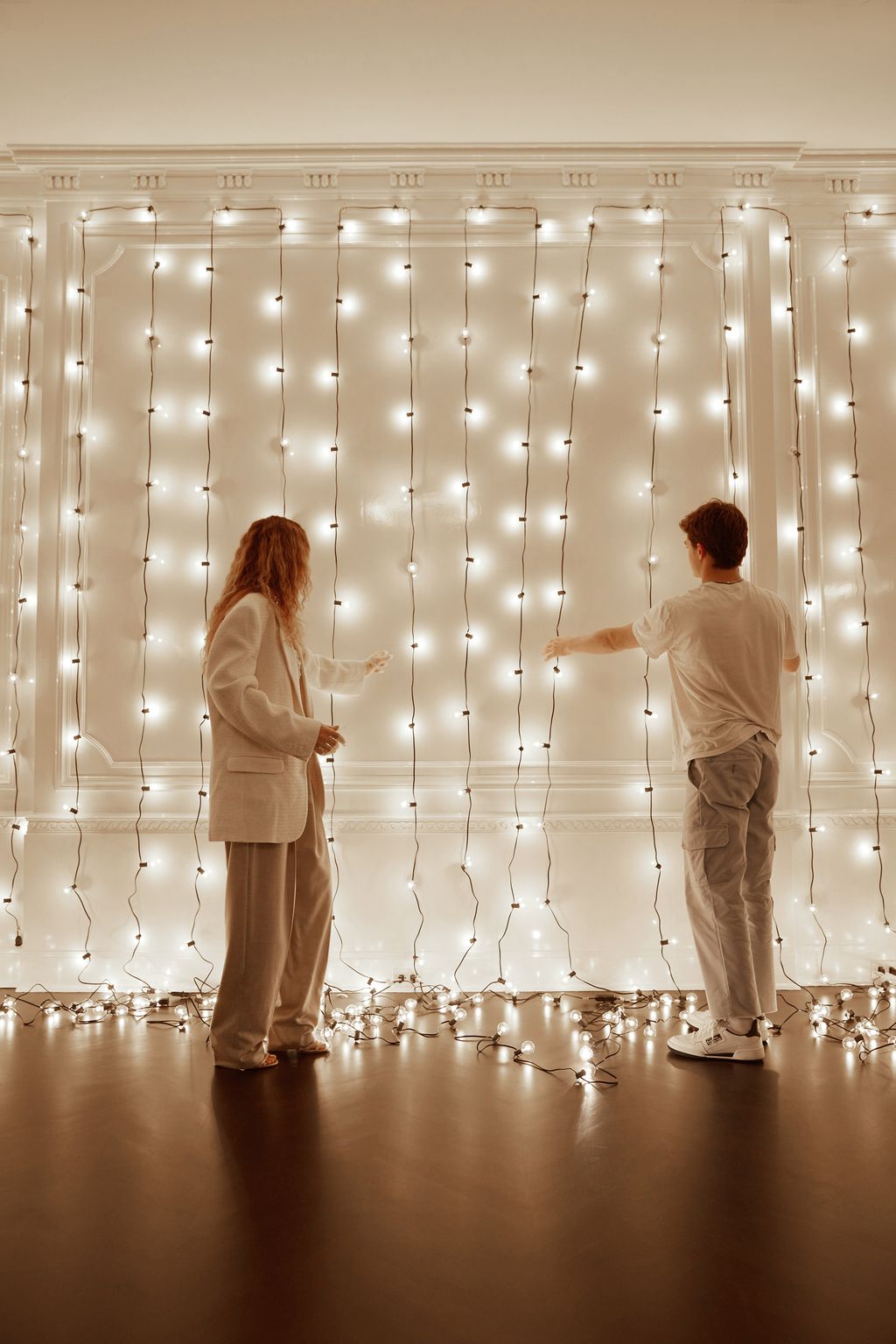 How to hang Christmas lights around the home and outside, too Homes