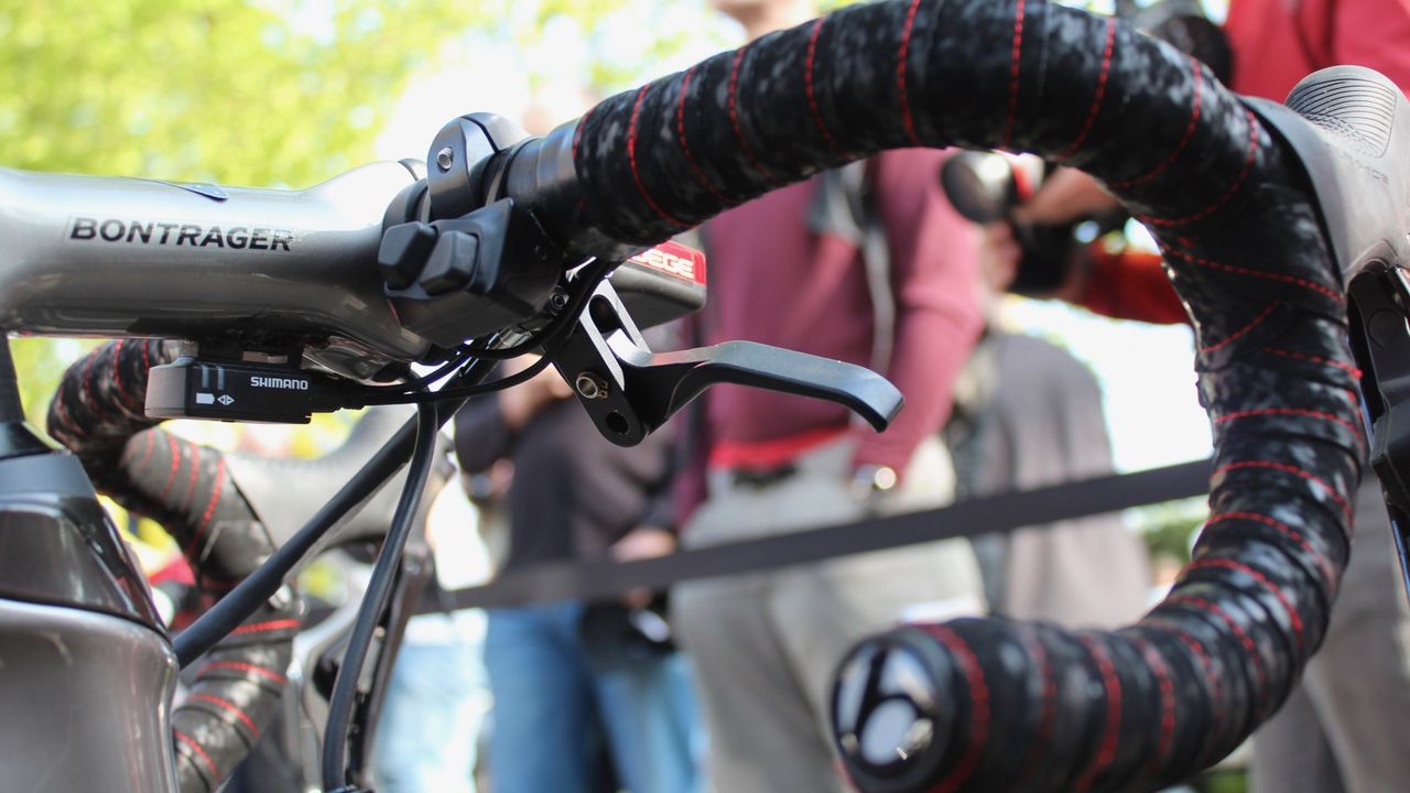 Degenkolb mixes a single brake lever with a Di2 climbing switch on his bar