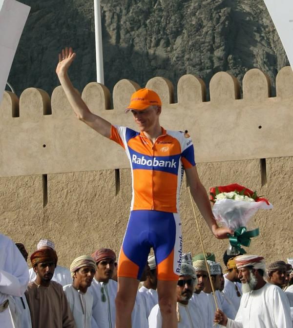 Robert Gesink (Rabobank) salutes the crowd.