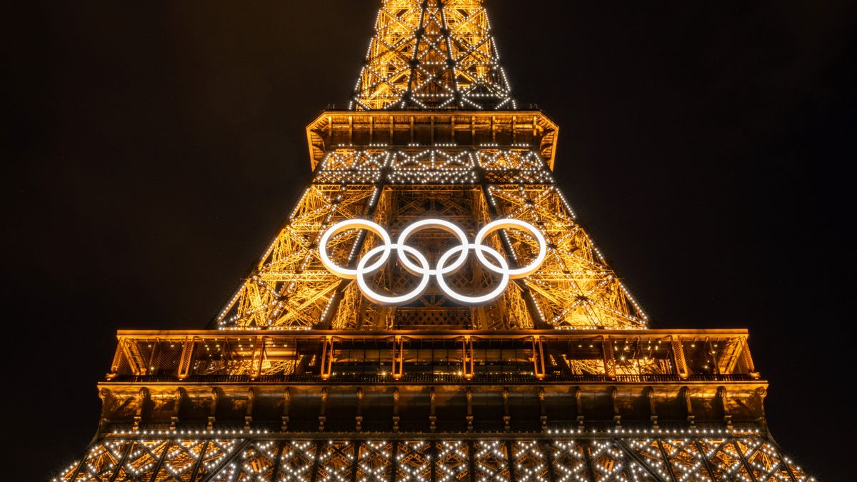 The Olympic Rings on Paris&#039; Eiffel Tower