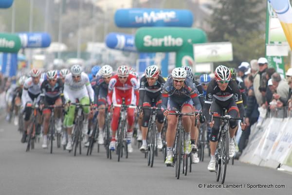 Andy Schleck (Radioshack-Nissan) in the peloton on the final lap