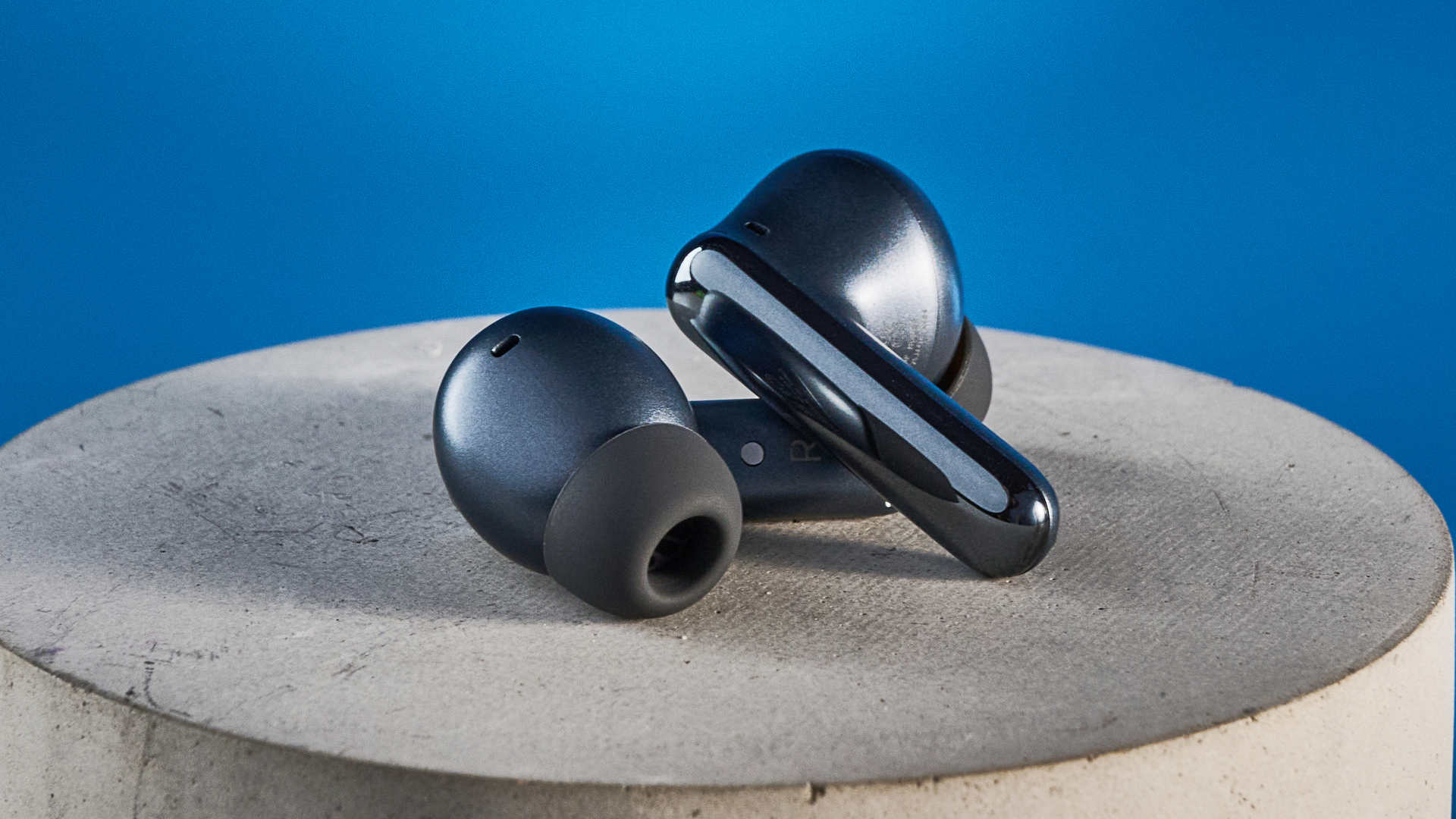 A pair of black Honor Earbuds 4 wireless earbuds