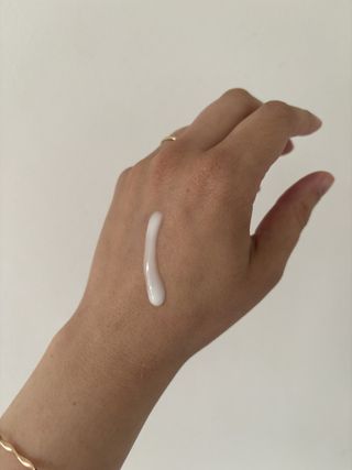 Textura del suero láser de noche L'Oréal Paris Pure Retinol Revitalift en el dorso de la mano de Mica