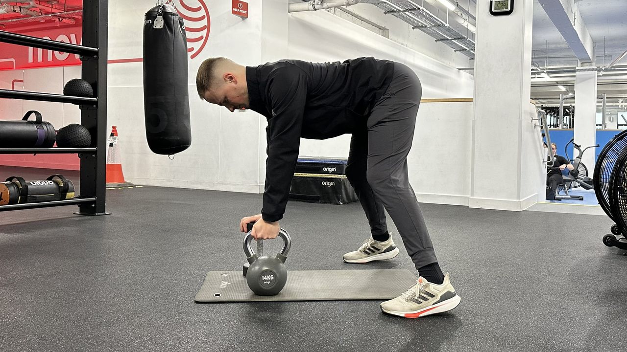 Ollie Thompson starting a kettlebell gorilla row