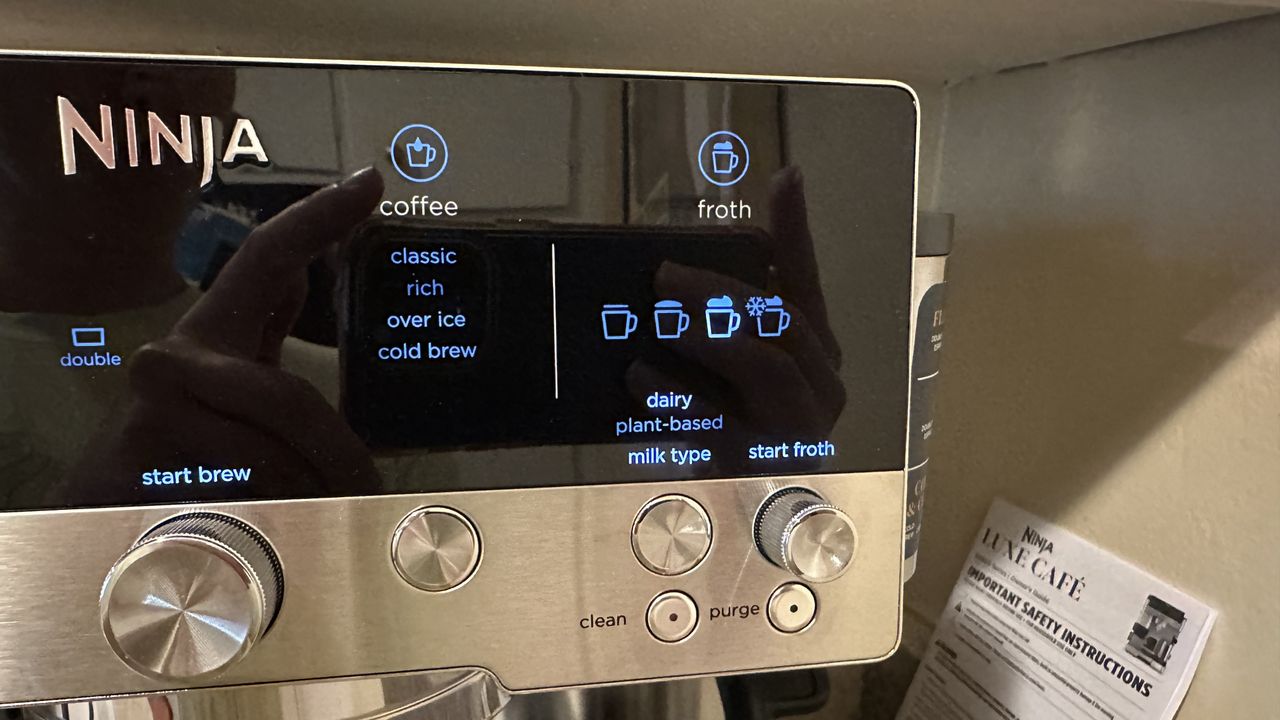 Automatic milk froth suggestions on Ninja Luxe Caf&eacute; coffee maker