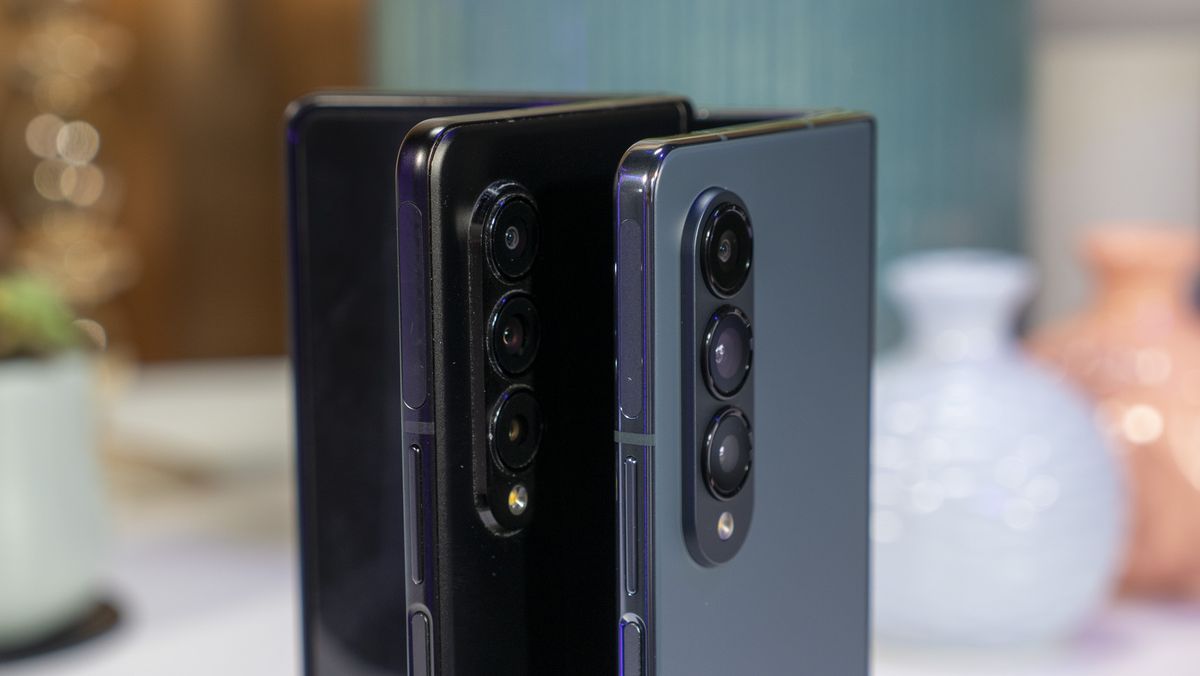 Samsung Galaxy Z Fold 3 (black) versus Samsung Galaxy Z Fold 4 (Graygreen)