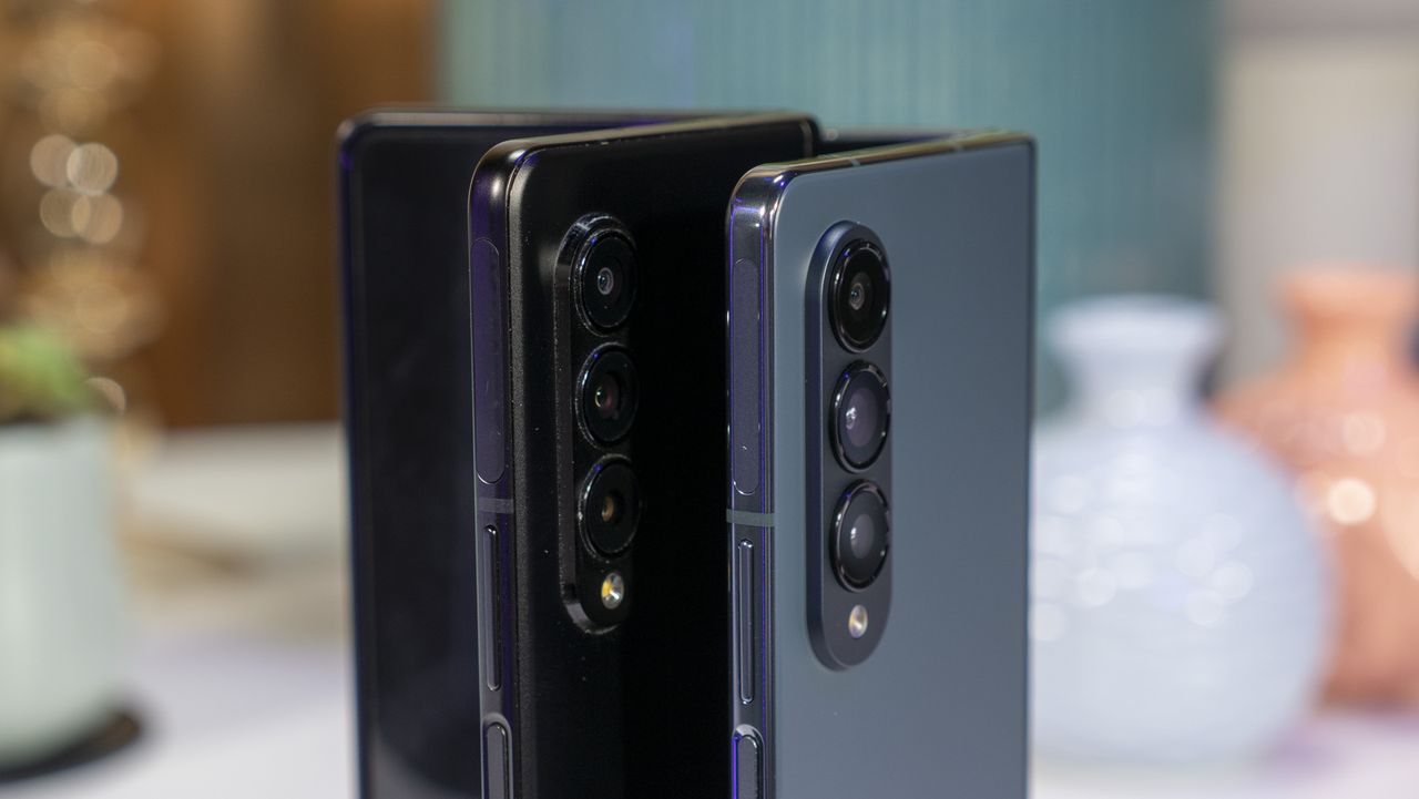 Samsung Galaxy Z Fold 3 (black) versus Samsung Galaxy Z Fold 4 (Graygreen)