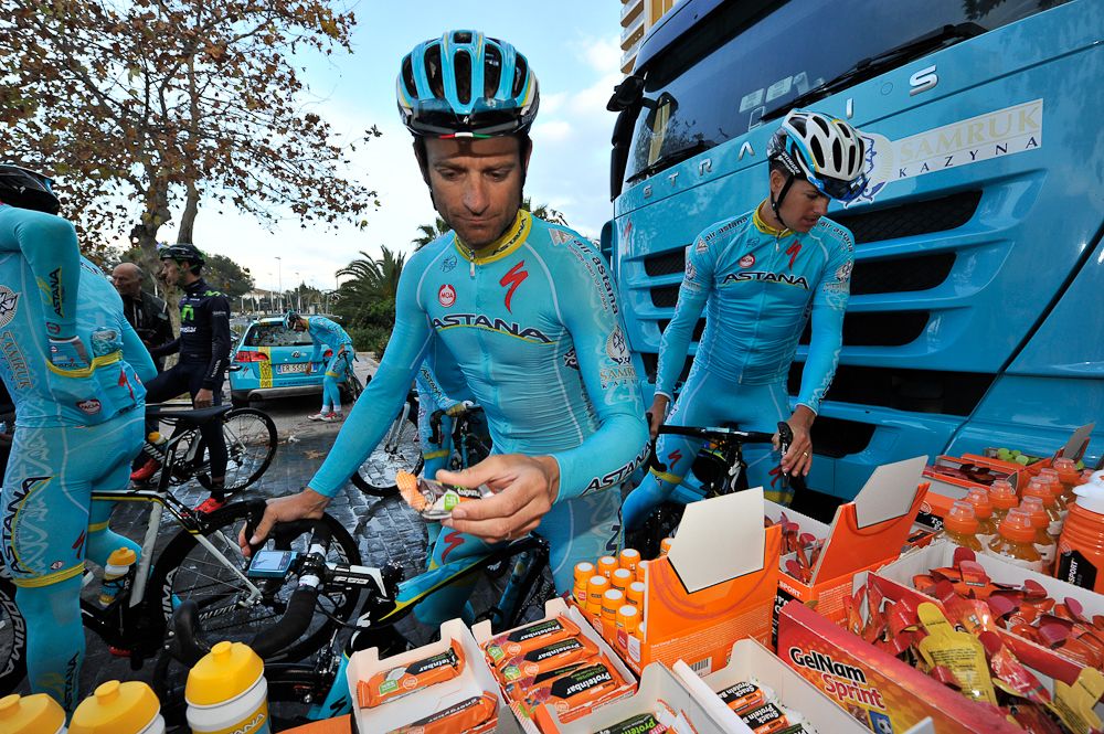 Michele Scarponi deciding on what's for lunch