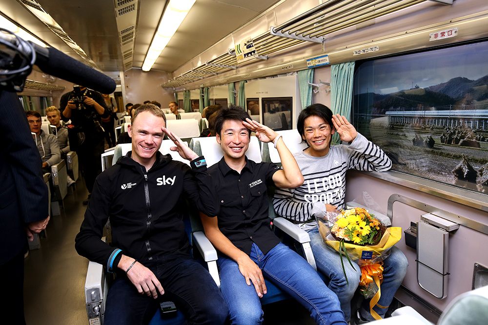 Chris Froome with Japanese riders Fumiyuki Beppu and Yukiya Ayashiro on a high speed train