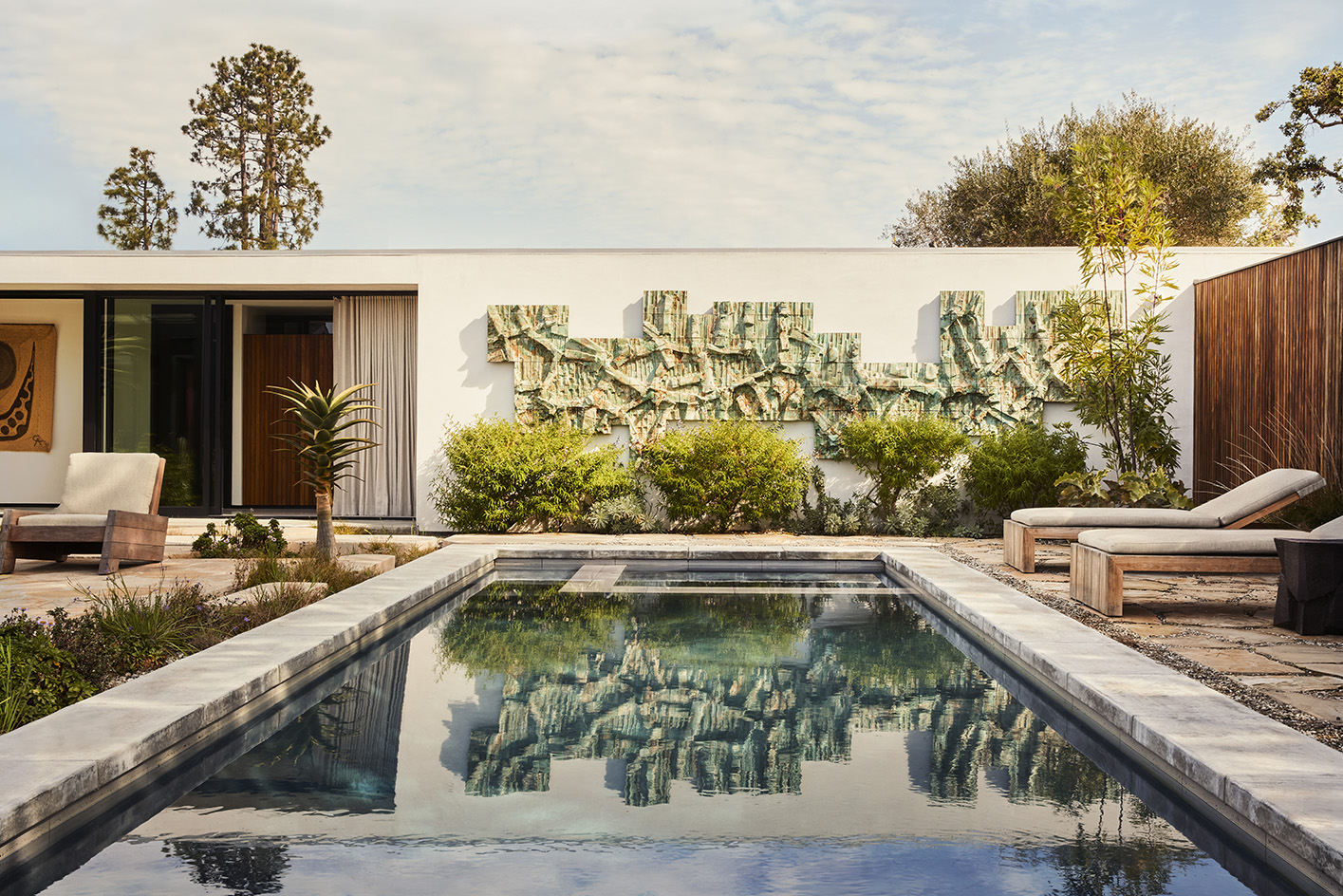 Paperfold house, a Pierre Koenig house in California redesigned by Jamie Bush, has contemporary feel and furniture and a midcentury feel