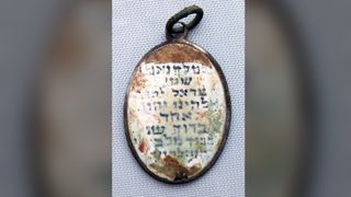 Wisiorek został znaleziony przy masowym grobie w Sobiborze. Ocalała tylko strona z Shemą.