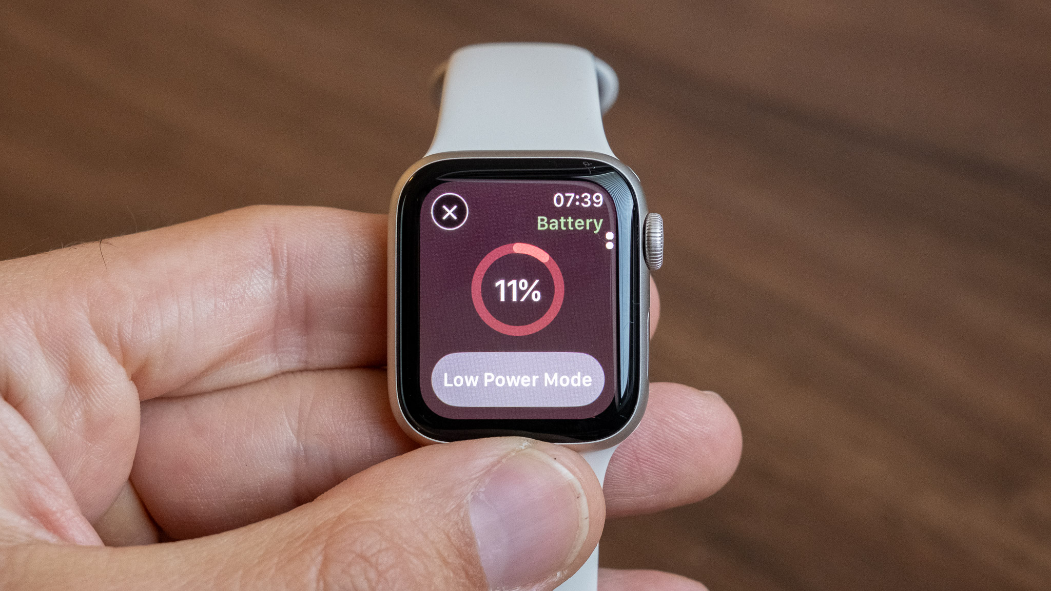 Apple Watch SE 3 in hand