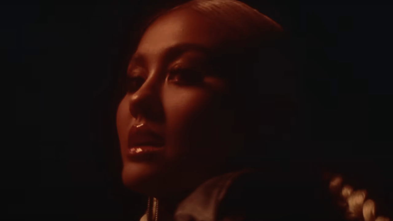 AGNEZ MO in video for "Patience"