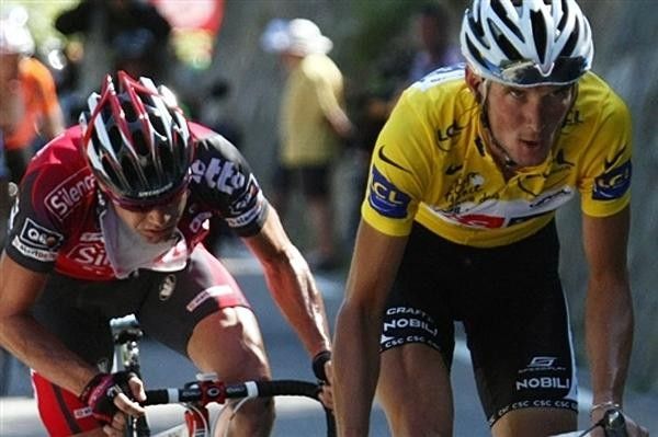 Fr&auml;nk Schleck couldn't shake Cadel Evans and the latter holds all the cards in his time trial hands &ndash; and feet.