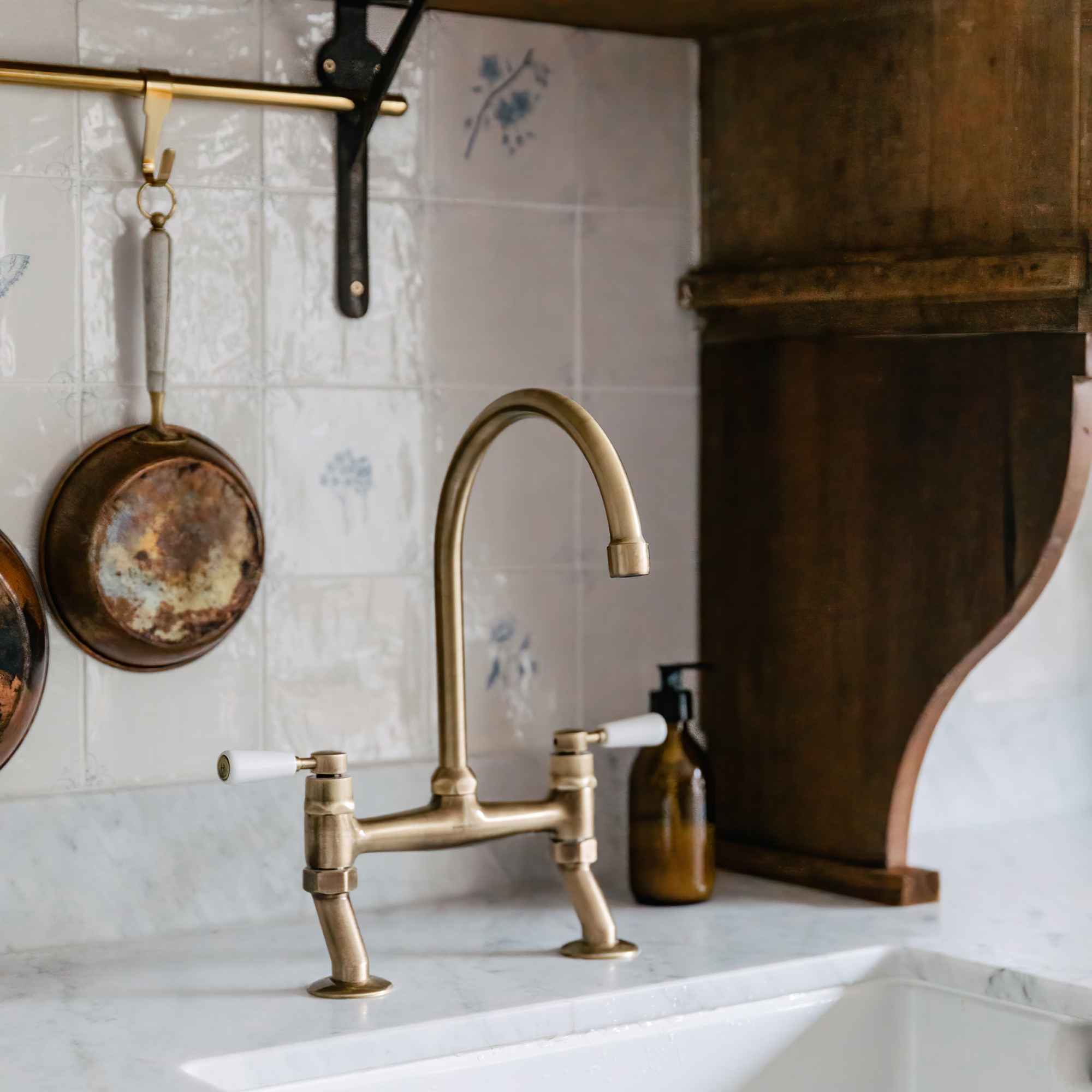 Delft tiles in wooden kitchen