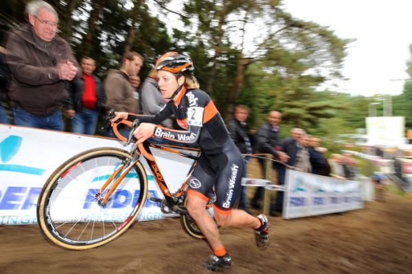 Sanne van Paassen (BrainWash) is alone in the lead.